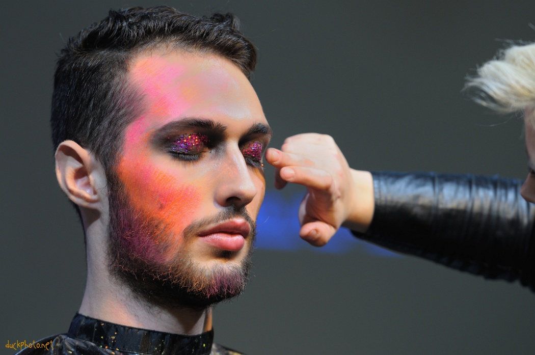 Séance de maquillage inhabituelle pour lui